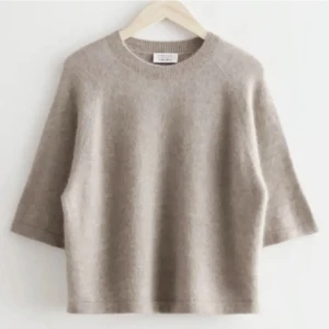 & Other stories  - (Förra annonsen försvann..) Denna trendiga och snygga trekvartsärmade t-shirten från & other stories! 😍använd men i fint skick! Köpt för 690 kr