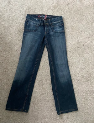 Esprit jeans - Straight Esprit jeans med lite detaljering på bakfickorna.  Midjemått: 36cm Benlängd:90cm 