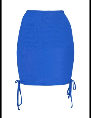 Blå kjol  - Blå kjol med snören på sidorna som man kan tajta till om man vill 