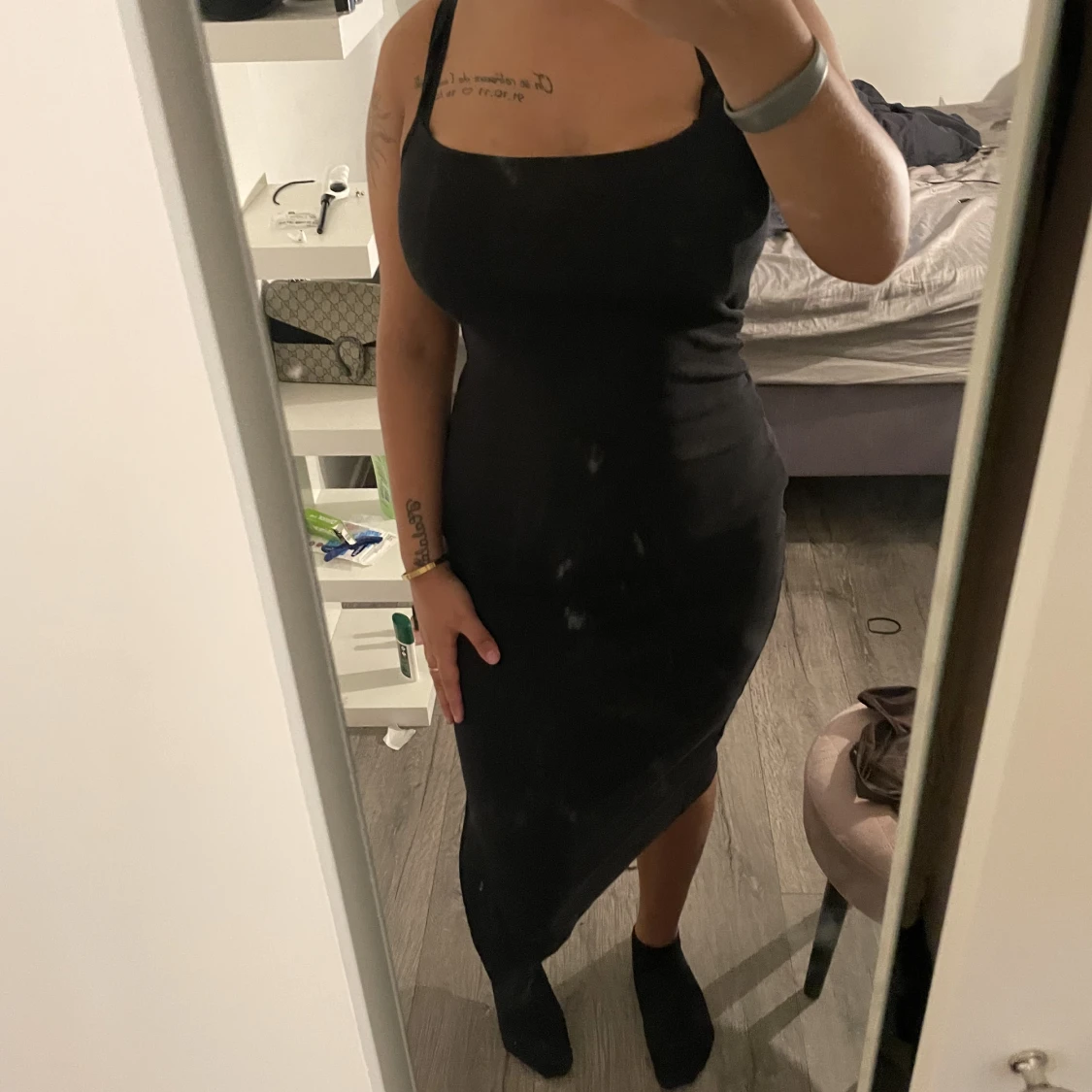 Svart ribbad klänning med slits 