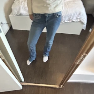 Lågmidjade jeans -  jättefina låg med jeans från zara!💗 nyskick!! köparen står för frakt och kom privat för flera bilder 