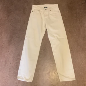 Jeans - Hej säljer dessa sweet sktbs jeansen inköpta från junkyard (nypris 699 kr). Storlek 27. Pris kan diskuteras vid snabb affär. Hör av er om ni har frågor. använd ett par gånger i nyskick.
