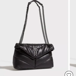 Steve Madden - Säljer min väska ifrån Steve Madden. Knappt använd. Passar perfekt till skolan eller till finare tillfällen. Köparen står för frakt <3