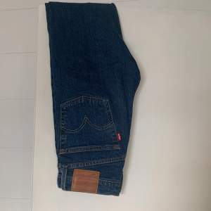 Bekväma levisjeans i mörkblå färg med smal passform men ej för tight. Säljer på grund av felaktig storlek. Se bild för storlek 