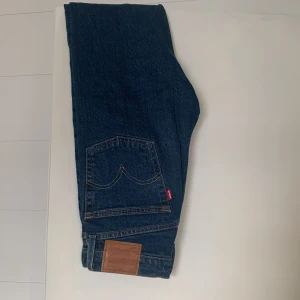 Levis jeans  - Bekväma levisjeans i mörkblå färg med smal passform men ej för tight. Säljer på grund av felaktig storlek. Se bild för storlek 