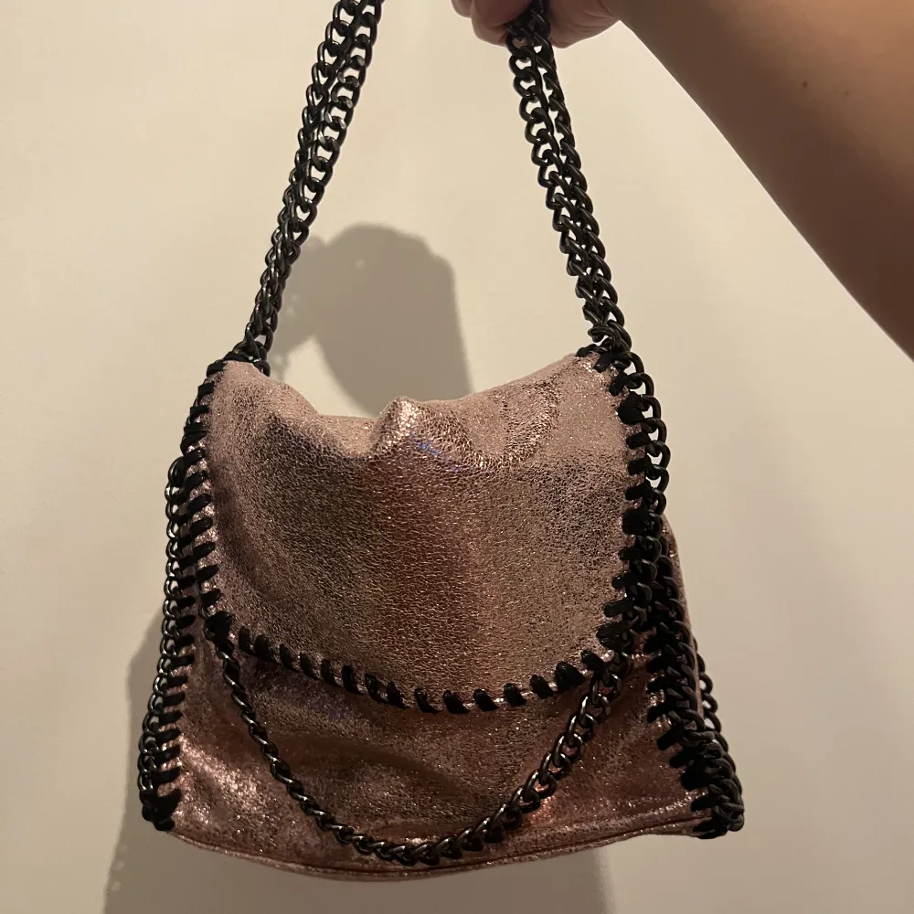 Superfin rosa glittrig Stella McCartney liknande väska💖 Nyskick! Fast pris! Andvänd gärna knappen ”köp nu”🥰. Väskor.