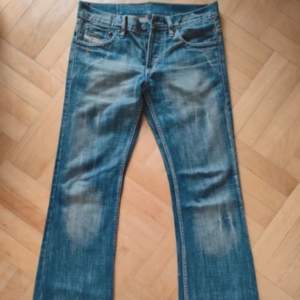 Ett par bootcut jeans från diesel! Skickar gärna fler bilder.