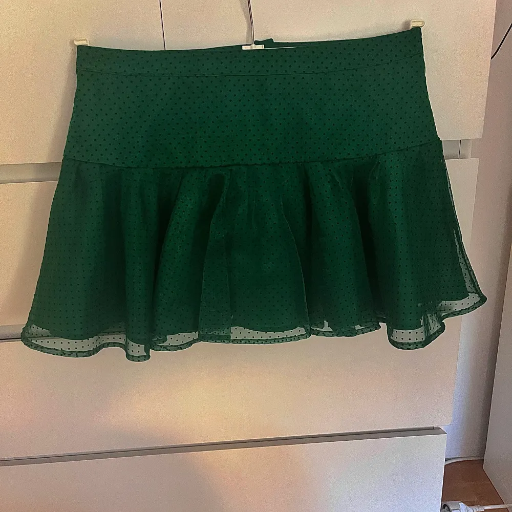 Superfin grön kjol som tyvärr har blivit för stor! Passar S-M💚 Den sista bilden visar färgen bäst!. Kjolar.