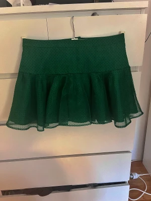 Kjol - Superfin grön kjol som tyvärr har blivit för stor! Passar S-M💚 Den sista bilden visar färgen bäst!