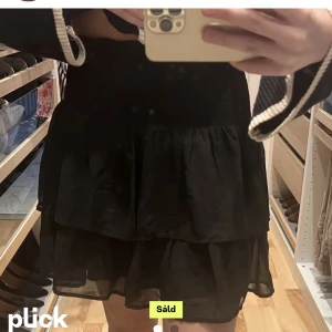 volangkjol  - säljer den här superfina volangkjolen , köpta på plick för 170kr men har inte fått användning av de!💓