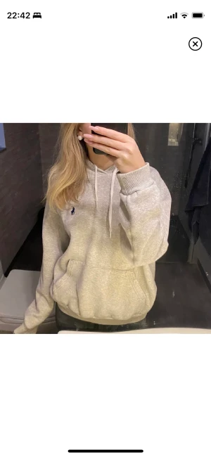 Ralph lauren hoodie! - Fin och skön hoodie från Ralph lauren, köpt tidigare på Plick men för liten(lånade bilder av förra säljaren)💗