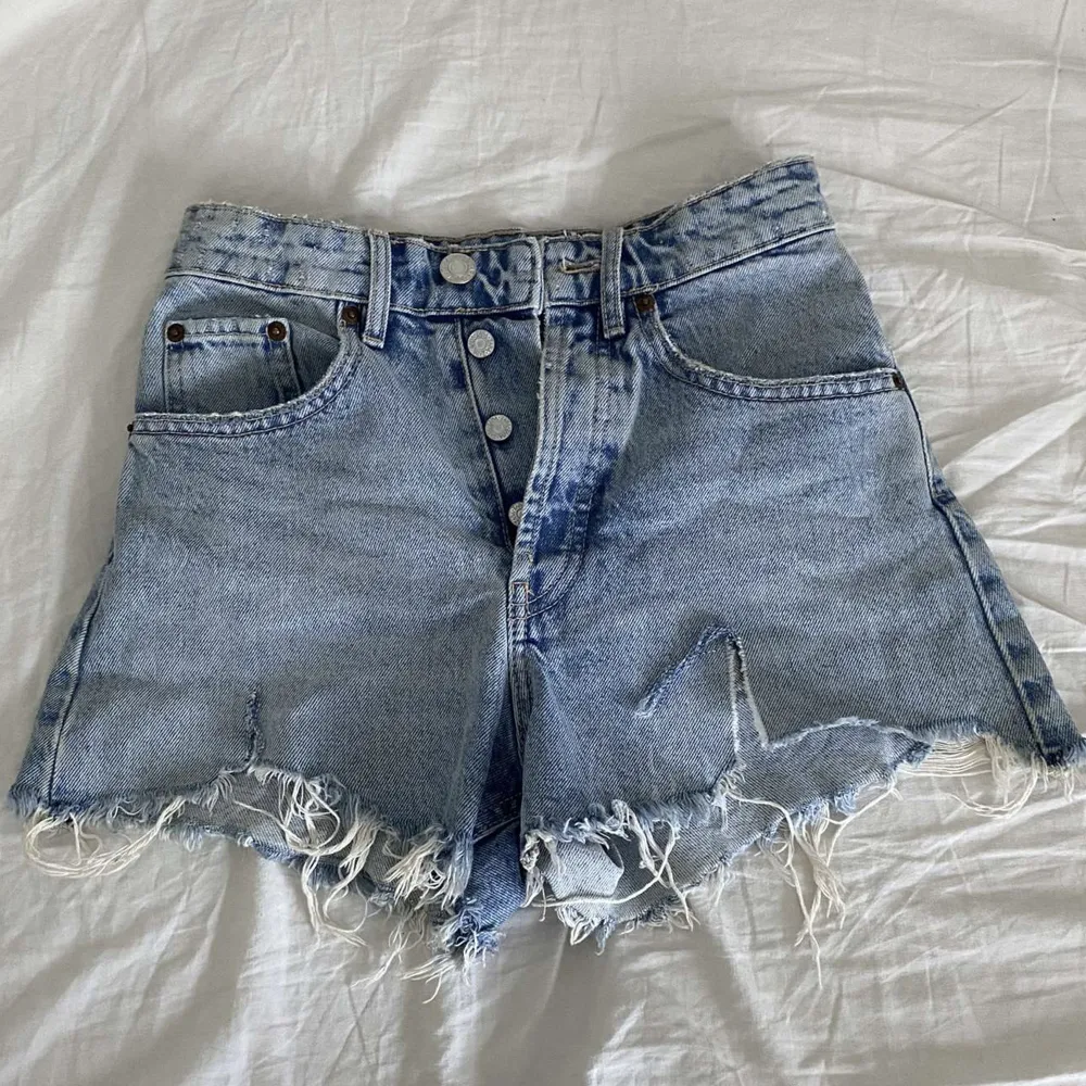 Säljer ett par jeans short från zara köpta på Plick men som va för stora. Har då tyvärr inga fler bilder eftersom dom va för stora. . Shorts.