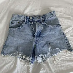 Säljer ett par jeans short från zara köpta på Plick men som va för stora. Har då tyvärr inga fler bilder eftersom dom va för stora. 