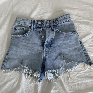 Zara jeans shorts  - Säljer ett par jeans short från zara köpta på Plick men som va för stora. Har då tyvärr inga fler bilder eftersom dom va för stora. 