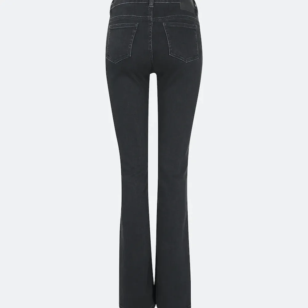 Jeans från bikbok i låg/medel midja! Använt få gånger och i jättebra skick💕 nypris, 599💕. Jeans & Byxor.