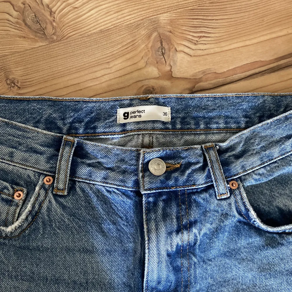 Jeans från Gina i storlek 36,S. Säljer dem då dem inte kommer till användning, knappt använd. Ny pris:499 Mitt pris:250. Jeans & Byxor.