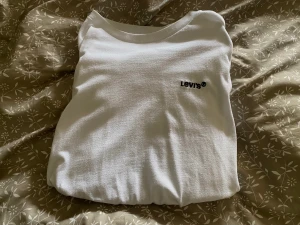 Långärmad Levi’s - Säljer nu min långärmade Levi’s, använd ett par gånger men är i bra skick.  Den är i storlek S men funkar som M oxå.  Nypris 600, säljer för 400. 🫶🏼 