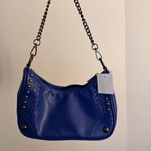 Handväska - blå väska som jag köpte på secondhand nyss. Finns även ett längre band till!