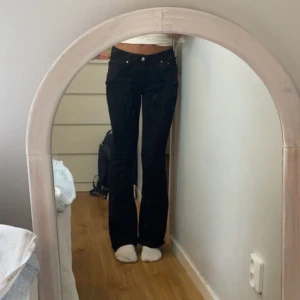 Svarta low waist bootcut jeans - Säljer ett par svarta low waist bootcut jeans i strl 38 från Ginatricot🖤Orginal pris: 499kr, jag säljer för: 249kr! Använd ett fåtal gånger, säljer pga de är för stora!🦋 (Har 2st par, 1 är sålt)