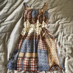 Klänning  - Mjuk sommarklänning i storlek 34. Fint skick använd 3-4 gånger, total längd 83cm.