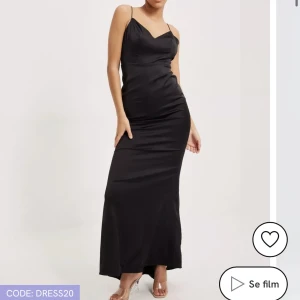 Balklänning - En sååå fin svart långklänning från Nelly. Klänningen heter ”Flattering Satin Dress” och är använd 1 gång. Axelbanden är uppkortade hos en skräddare för dom var för långa. Skriv privat om du vill ha mer bilder på den❤️