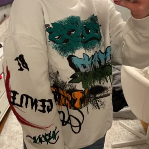 Graffiti tröja  - En snygg tröja med graffiti på. Jättebra skick, använd fåtal gånger. Köpte här på plick och säljer vidare. Skriv för fler bilder/funderingar. Frakt inkluderad i priset!!🤍🤍