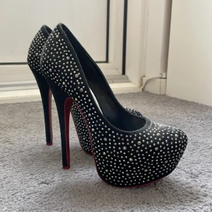 Klackskor - Fina klackskor, använda vid 1-2 kortare tillfällen. Saknas några stenar, inget som syns. Köpta i USA. Storlek 7, motsvarar 37/38