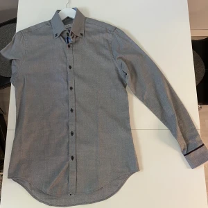 Skjorta från Zara - Skjorta från Zara i slim fit modell. Snygg skjorta i mycket bra skick. 
