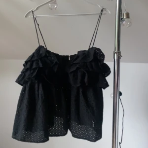 Svart Zara Topp - populär slutsåld zara topp i nyskick använd 2 gånger ordenarie pris 199kr