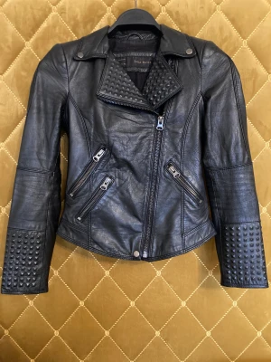 Skinnjacka, ZARA - Äkta skinnjacka från ZARA. Svart, strl XS, använd i gott skick. Köparen står för frakt eller möts upp i Göteborg 