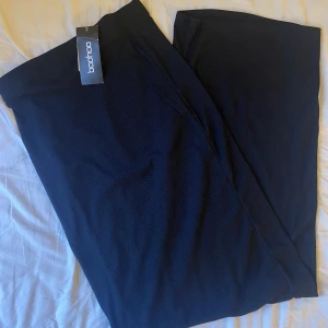 Svart långkjol - Tajt svart långkjol från bohoo! Längden är 111 cm. Lite ribbad. Aldrig använd! Hann tyvärr ej returnera. 