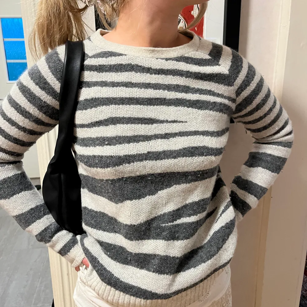 Jättecool stickad randig tröja med typ tiger/zebra mönster.  storlek xxs men passar upp till S. Stickat.