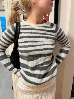 stickad randig tröja - Jättecool stickad randig tröja med typ tiger/zebra mönster.  storlek xxs men passar upp till S