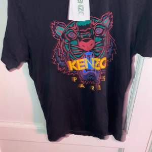 Svart Kenzo T-Shirt i storlek S. Tröjan är måttligt använd och taggar följs med.