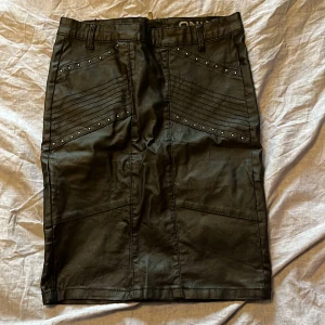 Kjol - En fin kjol. Stretchiga tyg. Dragkedja i bak. FICKOR på framsidan. Säljer då den inte kommer till användning. 