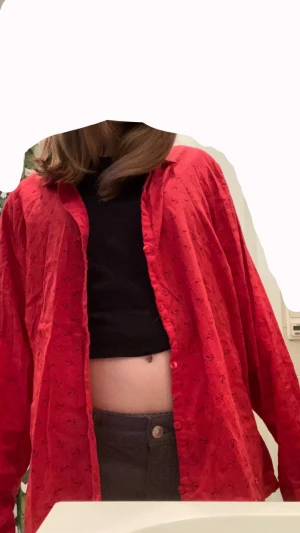 Skjorta - Säljer denna super sköna röda skjorta som inte riktigt kommit till användning tyvärr 💓 Perfekt att dra över sig när det är kyligt :) 💕