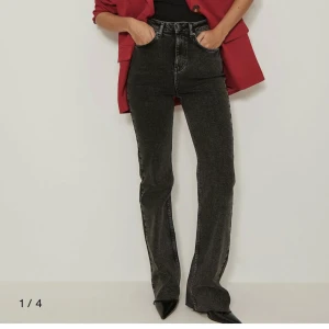 Mörk grå jeans🩶 - Helt nya bara provade mörk gråa jeans från NA-KD. Original pris: 1 219kr Storlek: 40 (mer åt det stora hållet)