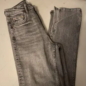 Helt nya zara jeans med slit. Färgen på jeansen är grå. Säljs för att jag växt ut dom och endast använt en gång! Storlek 36, med stretch material. 