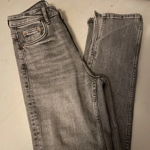 Zara jeans  - Helt nya zara jeans med slit. Färgen på jeansen är grå. Säljs för att jag växt ut dom och endast använt en gång! Storlek 36, med stretch material. 