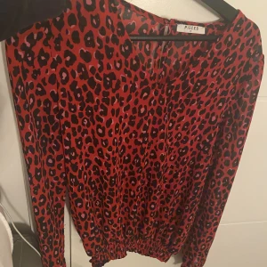 Blus - Säljer en fin blus, aldrig använd. Köpt för runt 349 men säljer för 249 plus frakt. Stl S