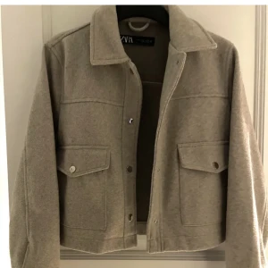 Zara jacka - Säljer en fin zara jacka som är köpt för nåra månader sen. Fint skick och inga defekter. Stl M. Men passar allt från S-M-L. Köpt för runt 500-600 hundra men säljjer för 400 plus frakt