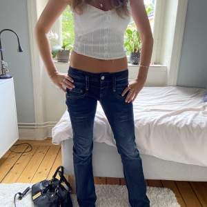 Ett par jättefin lågmidjade jeans!💞storlek 26/32. Passar perfekt på mig i längden och jag är runt 170