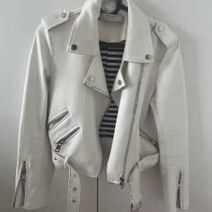 Skinnjacka  - Jacka från zara i strl xs