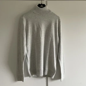 Polotröja  - Grå polotröja i storlek s. Nyskick, aldrig använd. 