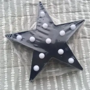 Black led star unused. its pretty bright uses AA battery (not included) 