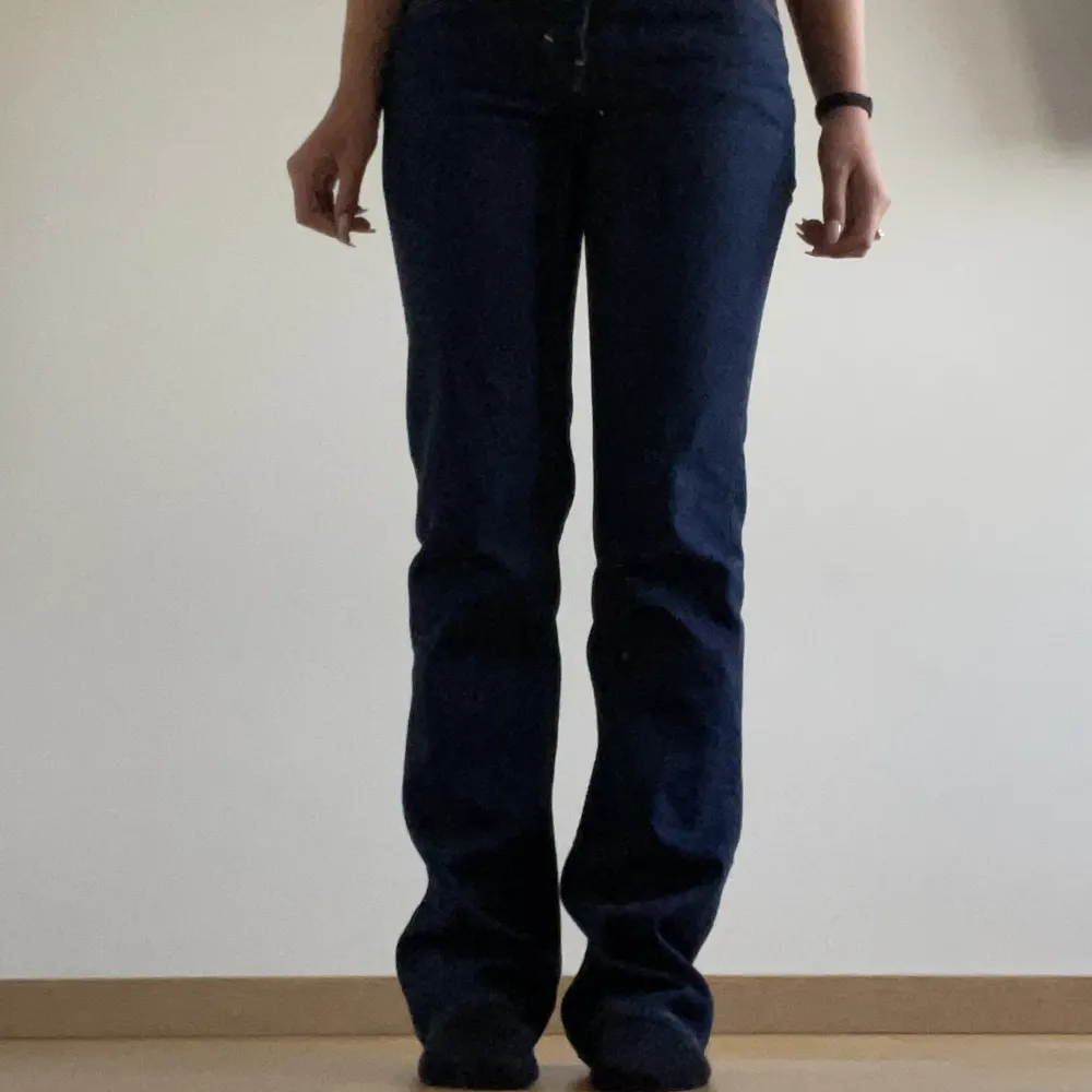 Mörkblåa ”Pin” mid straight jeans från Weekday. Storleken är 26/32. Andvända fåtal gånger och är inprincip i nytt skick.  Original pris 590. Jeans & Byxor.