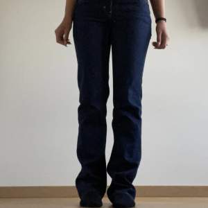 Mörkblåa ”Pin” mid straight jeans från Weekday. Storleken är 26/32. Andvända fåtal gånger och är inprincip i nytt skick.  Original pris 590