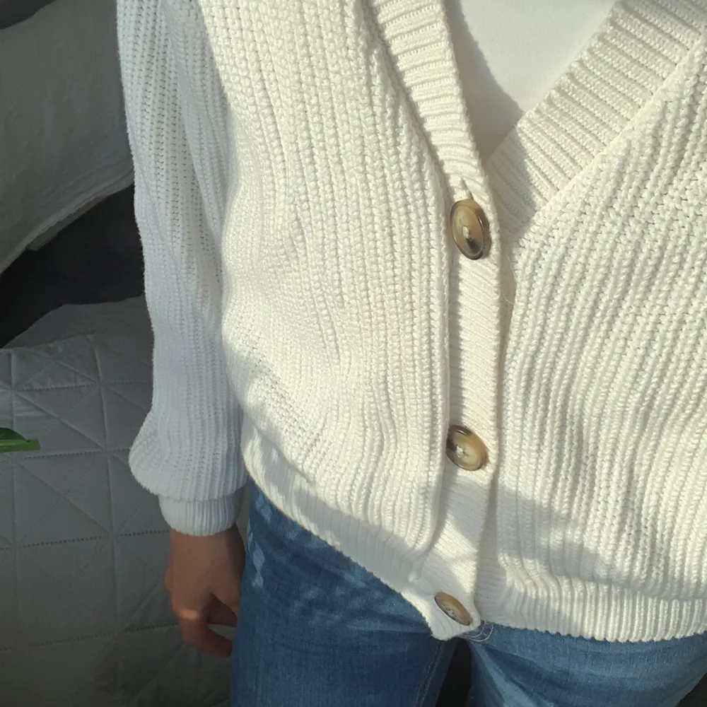 Säljer denna vita stickade tröja för att jag redan jag många liknande. Den har tre knappar och går mycket bra att både ha öppen och stängd. Tryck gärna på ”köp nu” knappen eller kontakta mig. . Stickat.