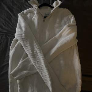 Stickad zip tröja från zara  Tröjan är i fint skick förutom det lilla hålet i armhålan ( lätt att laga) 