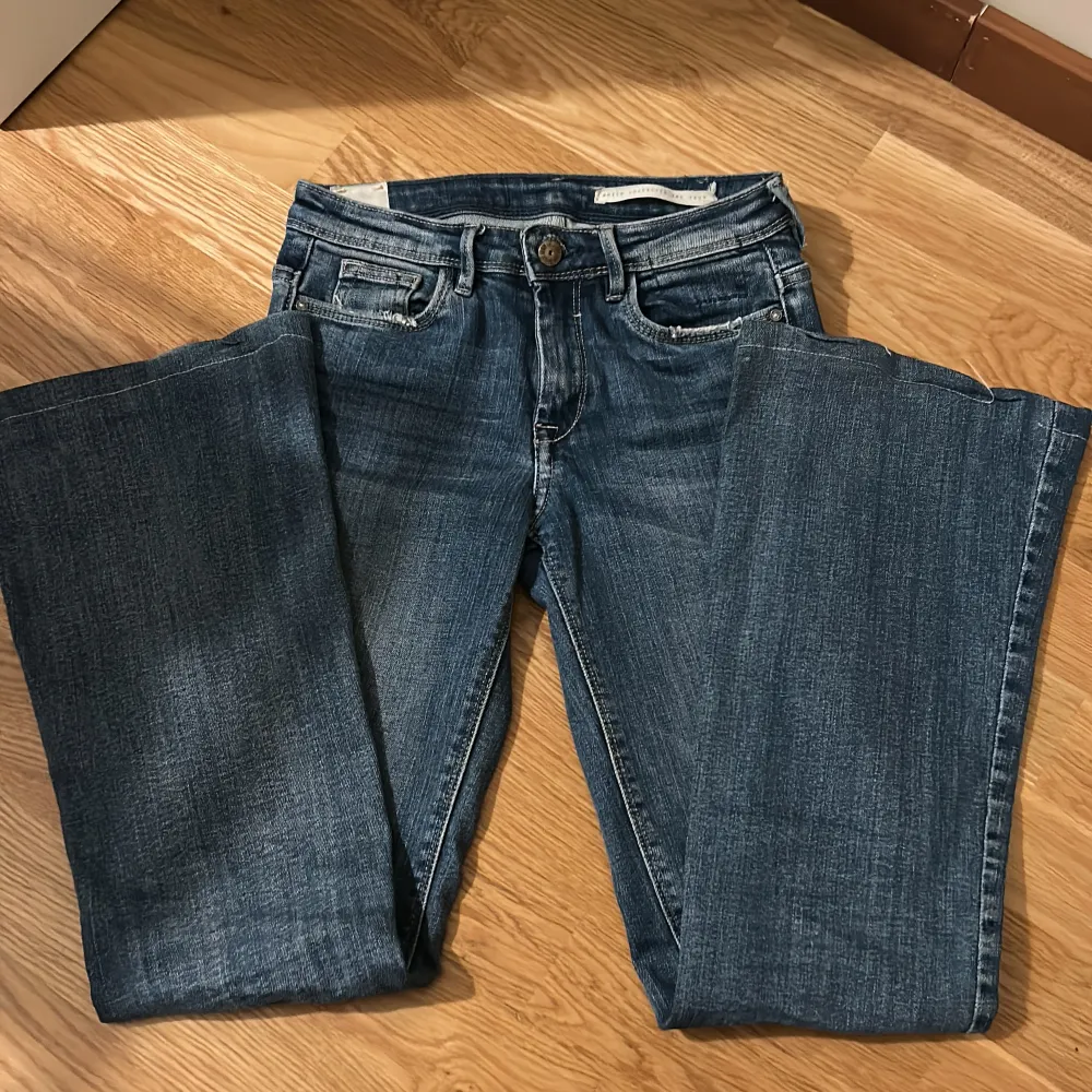 Säljer dessa lågmidjade jeans som inte passar mig vid midjan då de är jätte tighta. Tror de är vintage Zara. Jeans & Byxor.